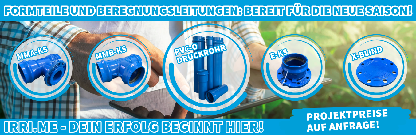 Formteile und Beregnungsleitungen gibt es in unserem Shop. Projektpreise auf Anfrage. Auf dem Bild: Landwirt mit Tablet auf dem Feld, vorne Gussformteile und PVC-O-Rohrleitungen.